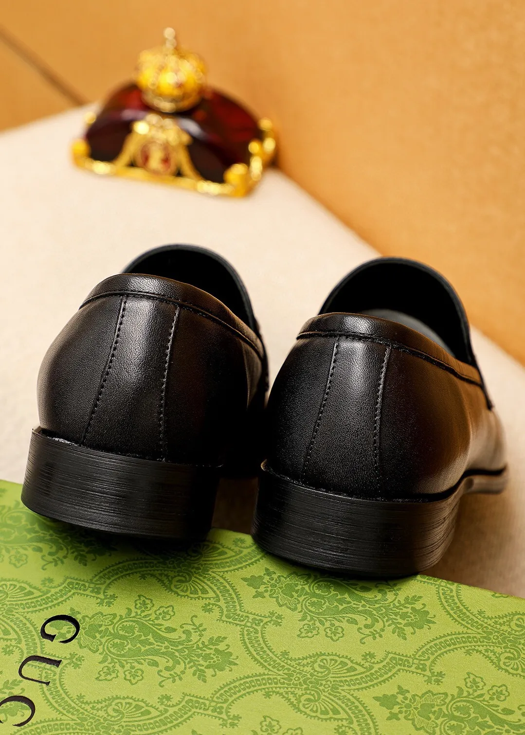Men's shoes 💰400 💐 Product trademark: GUCCI "Gucci" casual leather shoes Regular size: 39-44 (38.45.46🉑️Customized) Product materials: Selected imported first-layer calfskin embossed upper + luxury hardware buckle, imported 🐑 sheepskin lining. Strong three-dimensional visual effect, original combination outsole Color: 2⃣️colors available